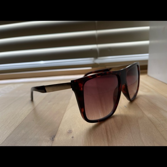 Woman’s quay sunglasses - Picture 2 of 2